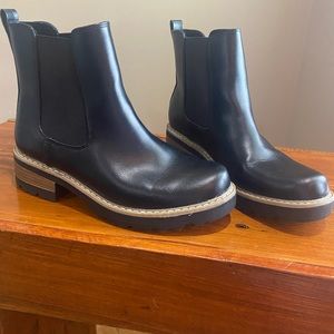 Universal Thread black Chelsea boots. Size 7.5. EUC.